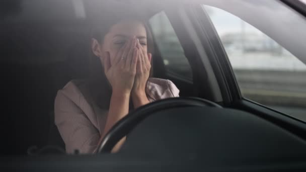 Mulher desemparelhada no banco do condutor — Vídeo de Stock