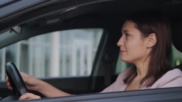 Acidente na estrada na cidade, motorista feminino está ficando triste e furioso — Vídeo de Stock