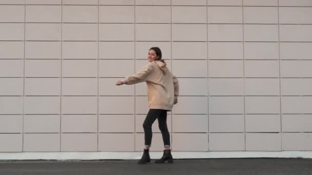 Zachwycona dziewczyna taniec i skoków na zewnątrz — Wideo stockowe