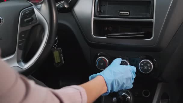 Conductor femenino hipocondríaco está usando guantes de goma al conducir auto — Vídeos de Stock