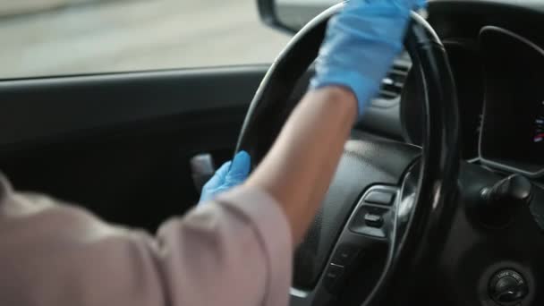 Koronavirüs enfeksiyonunu önlemek için arabayı antibakteriyel mendille temizleyen kadın. — Stok video