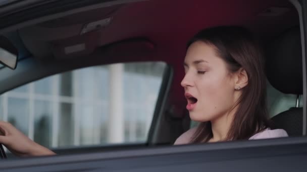 Емоції жінки, яка потрапила в автокатастрофу — стокове відео