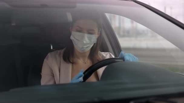Mujer hipocondríaca está desinfectando el volante de su auto, miedo a la infección — Vídeos de Stock