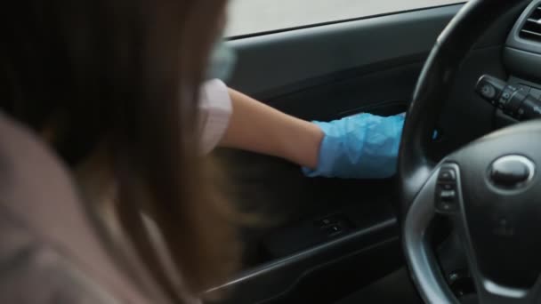 Medo de infecção de covid-19, motorista do sexo feminino está limpando dentro do carro, medidas de prevenção — Vídeo de Stock