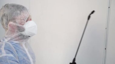 İnsan dezenfekte odası, duvarlara dezenfekte spreyi, karantina bölgesi, covid-19 salgını.