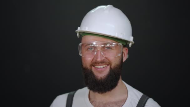 Будівельник або кваліфікований майстер посміхається камері, портрет робітника — стокове відео