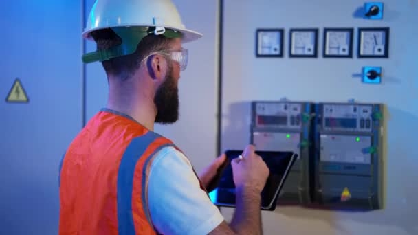 Moderne apparatuur op industriële installaties, ingenieur controleert parameters — Stockvideo