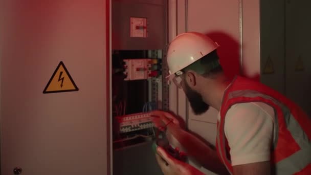 Elektrotechnik pracující během náhodné situace v továrně — Stock video