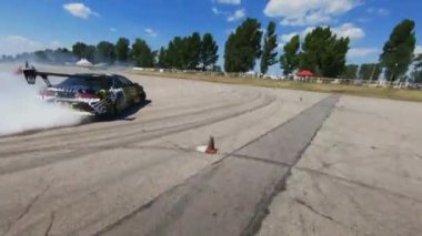 Hız, sürüklenme ve lastik dumanı. FPV helikopterinden görüntüle