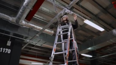 Elektriksel bakım çalışıyor. Elektrikçi kabloları kontrol ediyor