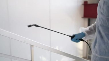 COVID-19 'dan kaçınmak için ortak alanlara dezenfektan püskürtülüyor