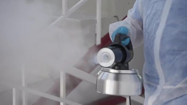 Desinfectante con fumigador desinfectando el local contra coronavirus — Vídeo de stock