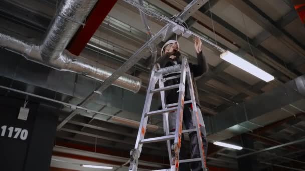 Trabajos de mantenimiento eléctrico. Electricista comprobando el cableado — Vídeos de Stock