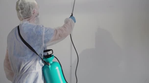 Trabalhador do serviço urbano está desinfetando prédio dentro, pulverizando desinfetante — Vídeo de Stock