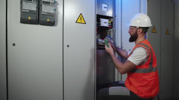 Danger work with electricity, engineer is checking function of circuit breaker — Stock Video