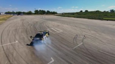 Sürüklenen arabadan sonra uçan FPV helikopteri