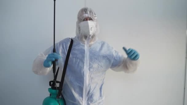 Šťastný dezinfektor s postřikovačem dokončil dezinfekci — Stock video