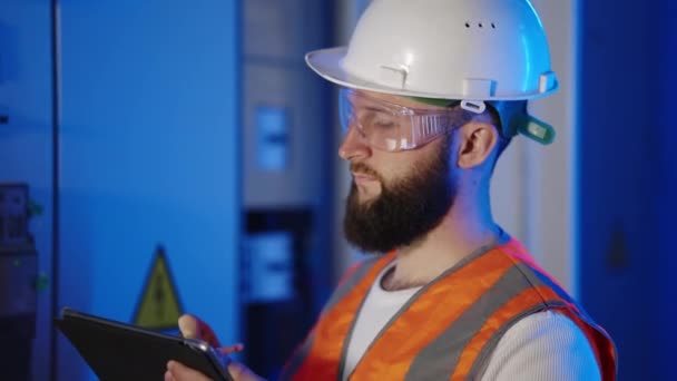 Elektricien met tablet computer controle apparatuur in de fabriek — Stockvideo