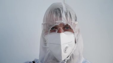 Koruyucu giysili kişi koronavirüsü durdurmaya hazır.