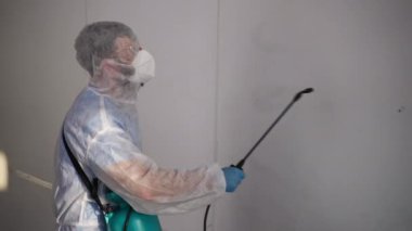 Şehir servisi koronavirüsten kamu alanlarını tedavi ediyor. Binanın içinde dezenfeksiyon var.