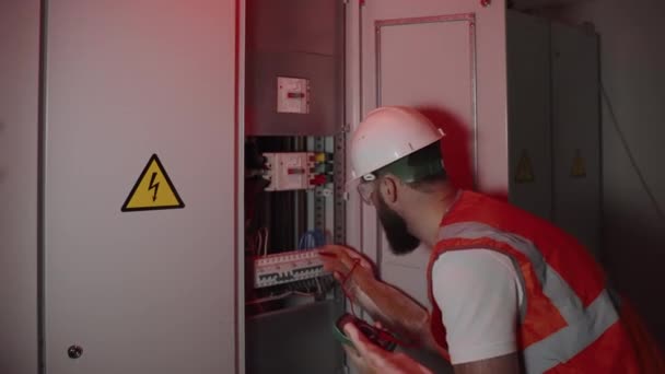 Electricista está trabajando dentro del panel eléctrico en la planta, equipo de rotura — Vídeos de Stock