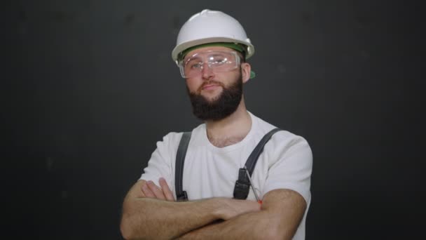 Працівник промислового заводу з схрещеними руками, портрет професійного електрика — стокове відео