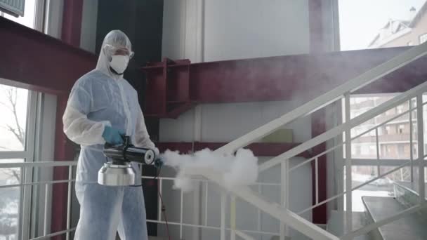 Matando el coronavirus desinfectando la niebla dentro del edificio — Vídeo de stock