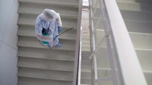 Dezinfekce společných prostor v bytovém domě, prevence koronavirů — Stock video