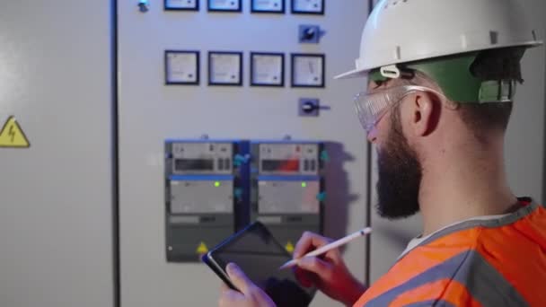 Elettricista prendendo le letture del contatore in fabbrica — Video Stock