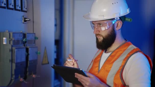 Elektrisk ingenjör med tablet PC vid anläggningen — Stockvideo