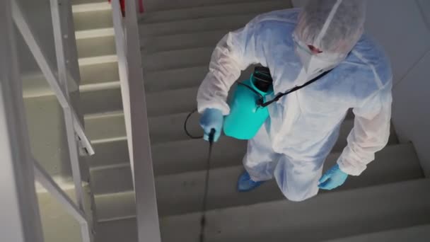 家の階段着陸時に消毒剤を噴霧労働者 — ストック動画