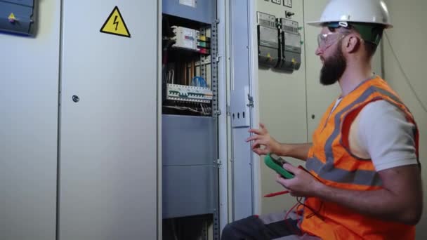Ingénieur électricien va détecter le problème avec coupure d'électricité — Video