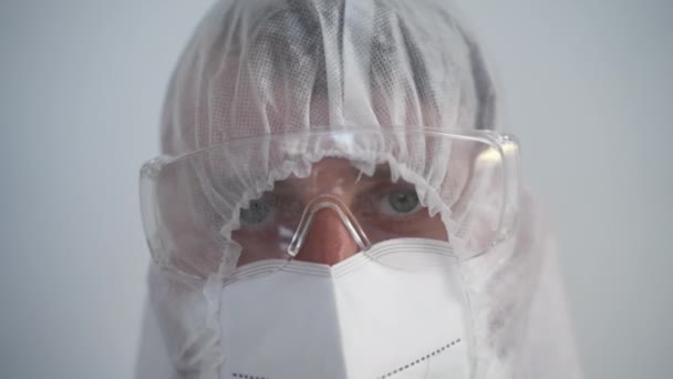 Gevaar voor infectie door covid-19, werknemer van desinfecterende dienst — Stockvideo