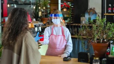 Cafe müşterisi kahve ısmarlıyor. Eldivenler ve maskeler gerekli, COVID-19