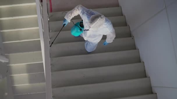 Expert désinfecte les escaliers à l'intérieur du bâtiment, lutte contre le coronavirus, pandémie de covide-19 — Video