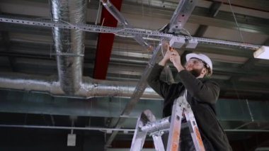 Elektrikçi endüstriyel tesislere elektrik tesisatı kuruyor