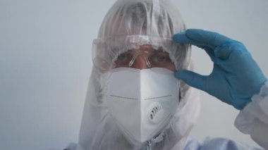 Dezenfeksiyon servisi uzmanı, koruyucu kıyafetler, maske ve gözlük, portre