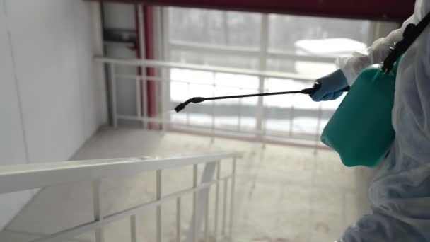 Sanitasi railing di tempat umum selama pandemi dari coronavirus — Stok Video
