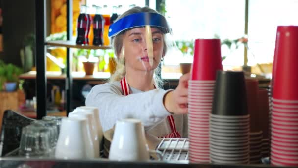 Barista i ansiktet sköld gör hämtmat kaffe. Tjänstebegränsningar för COVID-19 — Stockvideo