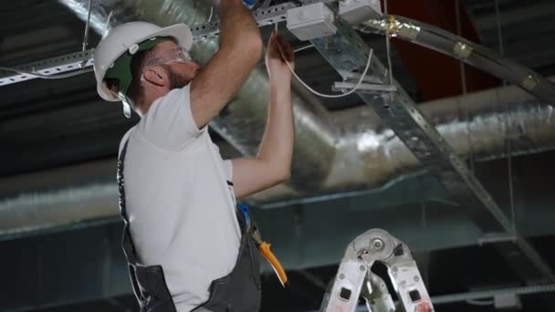 Installation der elektrischen Anlage im Industriegebäude — Stockvideo