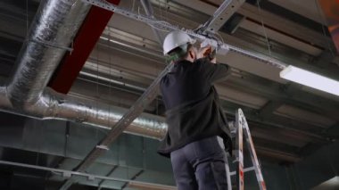 Elektrikçi bağlantı kutuları kuruyor. Elektrik çalışıyor.