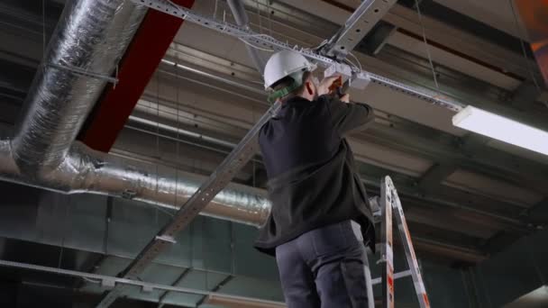 Electricista instalando cajas de conexiones. Trabajos de electricidad — Vídeo de stock