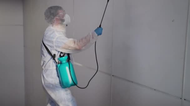 Worker disinfecting office building to avoid coronavirus spread — Stock Video