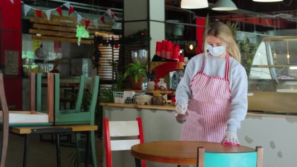 Açılmadan önce masaları temizleyen kafe sahibi, koronavirüs önleyici tedbirler — Stok video