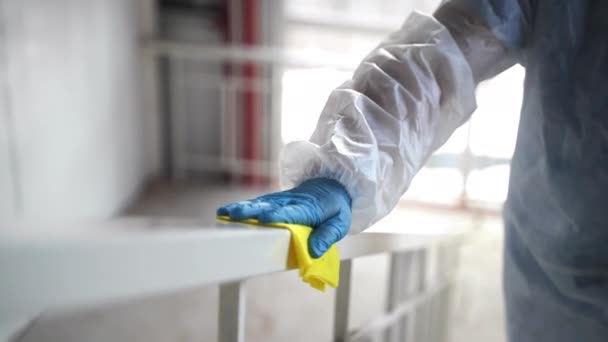 Дезинфектор очищает перила салфеткой — стоковое видео