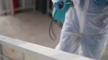 Kamu alanındaki temizlik korkulukları için dezenfektanla dezenfektan.