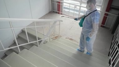 Binanın içindeki merdivenleri dezenfekte etmek, koronavirüs önlemleri...