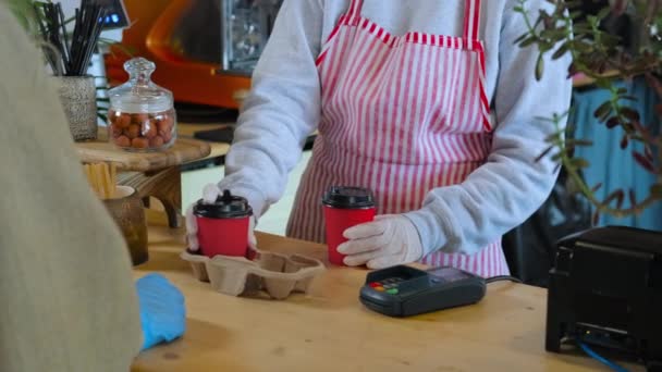 Barista σερβίρει παραγγελία takeaway με δύο φλιτζάνια καφέ. Επιχειρήσεις κατά τη διάρκεια της COVID-19 — Αρχείο Βίντεο