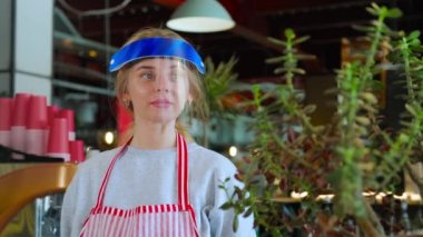 Restoranda COVID-19 virüsünün yayılmasına karşı önlemler, personel için plastik yüz kalkanı