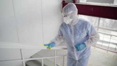 Koronavirüs salgını sırasında kamuya açık alanların dezenfekte edilmesi, uzmanlık alanı korkulukları silmek.